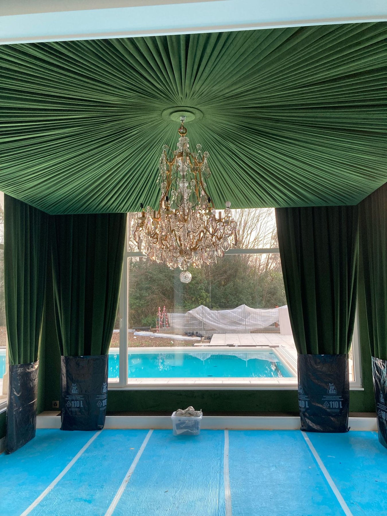 Plafond tendu en velours plissé et vue sur piscine